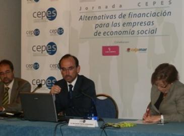 Salvador Marín explica los productos de COFIDES a la economía social  1