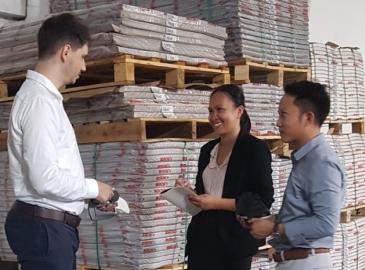 Imagen de varios trabajadores de la compañía Mibor en Vietnam