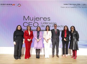 Imagen de varias mujeres y un hombre posando en un escenario. 