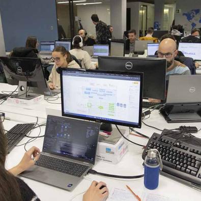 Empleados de Optare Solutions en su sede de Vigo.