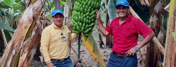 A member of the Edpyme Alternativa team with a Peruvian farmer.