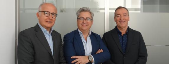 Image of the formalisation of the project. From left to right: Ángel Carrancio, director-general of Deltacomgroup; Miguel Ángel Ladero, Corporate Investment Director of COFIDES; and Antonio Peinado, CEO of Deltacomgroup. 