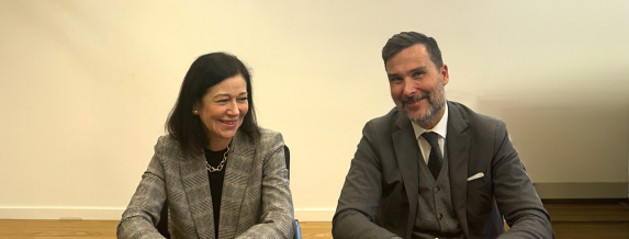 Una mujer y un hombre sentados en una mesa. 