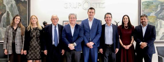 Imagen de un grupo de personas posando para una foto.