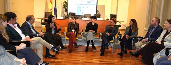 Un grupo de personas sentadas en semicírculo