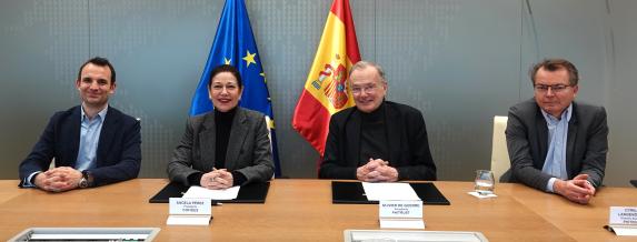 Cuatro personas sentadas en una mesa posando para la fotografía. 