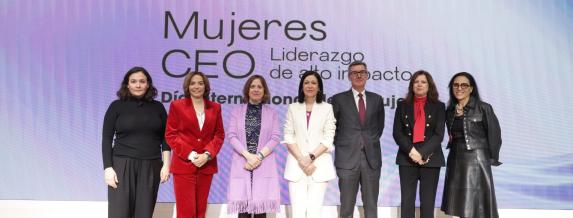 Imagen de varias mujeres y un hombre posando en un escenario. 