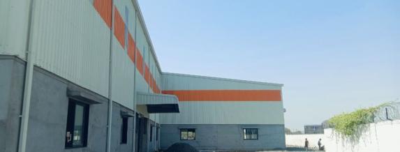 Imagen del exterior de una nave industrial en construcción.