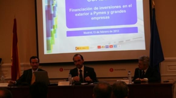 Salvador Marín expone a miembros del Consejo de Economistas los recursos de financiación de COFIDES 1