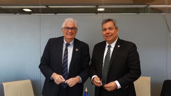 Imagen del Presidente y Consejero Delegado de COFIDES, José Luis Curbelo, y el presidente del BCIE, Dante Mossi, durante el acuerdo que han suscrito hoy