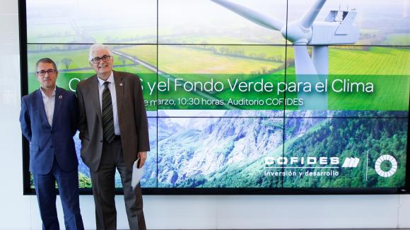 Imagen de José Luis Curbelo, presidente de COFIDES, y Hugo Morán, secretario de Estado de Medio Ambiente, durante la presentación de los recursos del Fondo Verde para el Clima de Naciones Unidas a empresarios e inversores que se ha celebrado hoy en COFIDES