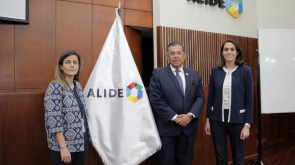 Imagen de Julia Rabadán (izq.) y María Vidales, gerente y directora adjunta de COFIDES, junto a Jorge Montesinos, jefe del Programa de Capacitación y Cooperación de ALIDE