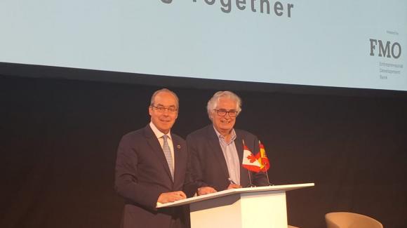 Imagen del director ejecutivo de FinDev Canadá, Paul Lamontagne; y José Luis Curbelo (derecha), presidente de COFIDES, tras la firma del acuerdo