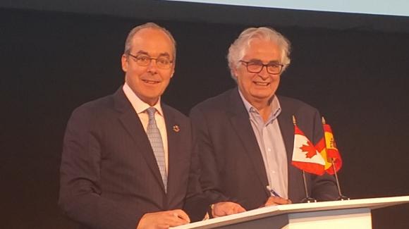 Imagen del director ejecutivo de FinDev Canadá, Paul Lamontagne; y José Luis Curbelo (derecha), presidente de COFIDES, tras la firma del acuerdo