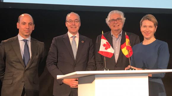 Imagen de las delegaciones española y canadiense tras la firma del acuerdo