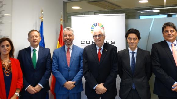 Image of the CESCE and COFIDES teams during the signing of the agreement