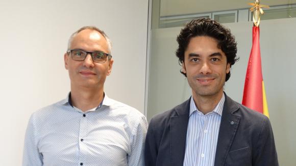 Imagen de (de izquierda a derecha) Guerau Carné, director general de Array Plastics, y Rodrigo Madrazo, director general de COFIDES