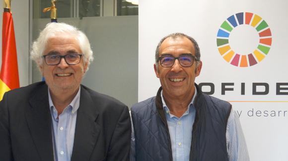 Imagen del presidente de COFIDES, José Luis Curbelo (izq.), y el responsable del departamento legal y de RRHH de FacePhi, Ramón Villot, tras la firma del acuerdo