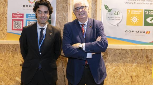 Imagen del Director General, Rodrigo Madrazo, y el Presidente de COFIDES, José Luis Curbelo, en el 'stand' de COFIDES en la COP25