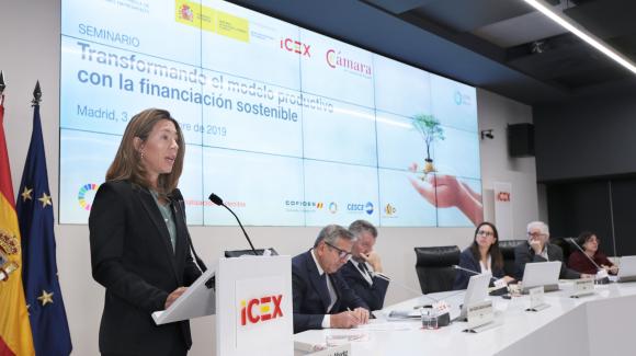 Image of Xiana Méndez, Secretary of State for Trade, together with the participants in the event 'Transforming the productive model with sustainable financing'