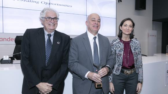 El director para América Latina de IFC, Grupo Banco Mundial Gabriel Goldschmidt, recoge el premio a IFC