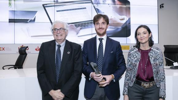Presentation of the award to the CEO of Inbonis Rating, Alberto Sánchez Navalpotro