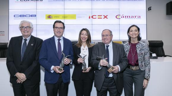 Presentation of the award to the President of the CEOE, Antonio Garamendi, the President of the Spanish Chamber of Commerce, José Luis Bonet, and the Secretary of State for Trade, Xiana Méndez