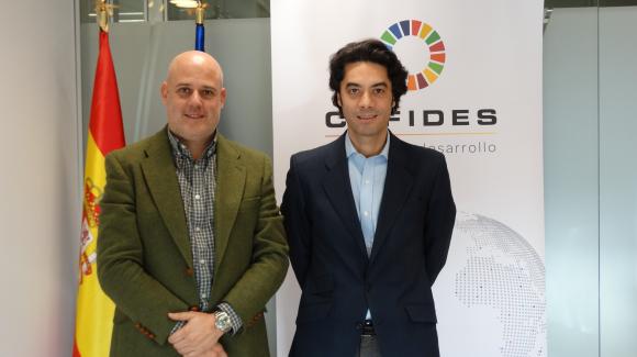 Imagen del CEO de AM FRESH Group, Alvaro Muñoz (izquierda), y el Director General de COFIDES, Rodrigo Madrazo, tras la firma del acuerdo  