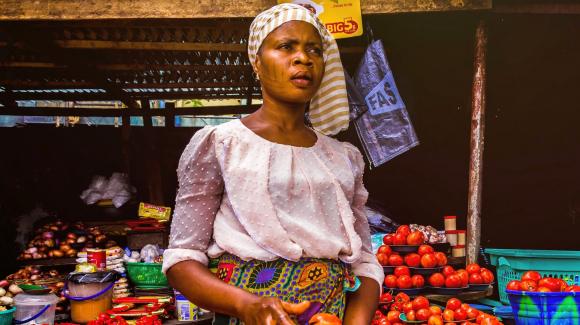 Imagen de una persona en el mercado en un país africano