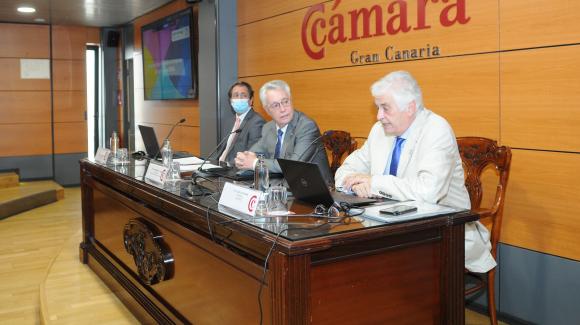 Image of the participation of the President of COFIDES, José Luis Curbelo, in the Chamber of Commerce of Gran Canaria.