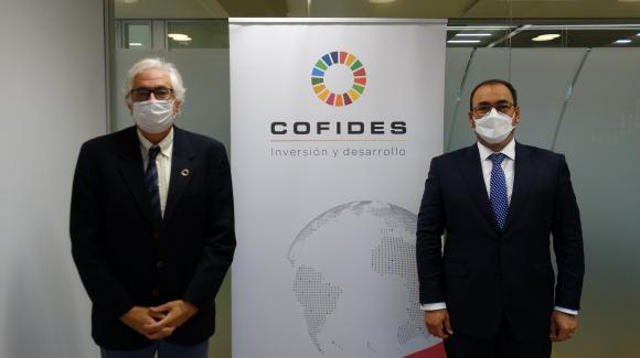 Imagen del presidente de COFIDES, José Luis Curbelo, y el presidente de CAF-Banco de Desarrollo, Sergio Díaz-Granados
