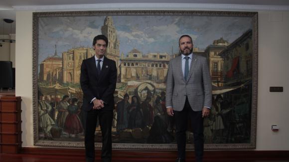 Imagen del director general de COFIDES, Rodrigo Madrazo, y el presidente de la Cámara de Murcia, Miguel López Abad