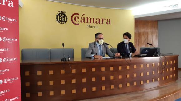 Imagen del director general de COFIDES, Rodrigo Madrazo, y el presidente de la Cámara de Murcia, Miguel López Abad