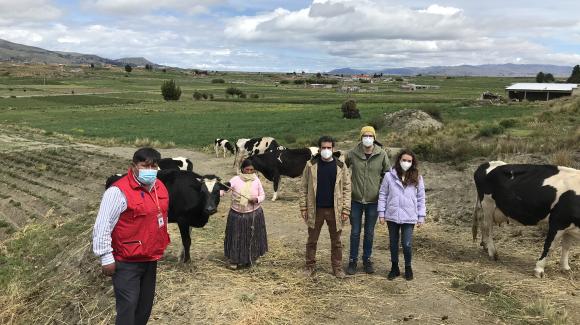 Miembros del equipo de Gawa Capital y Pro Mujer Bolivia junto a un agricultor boliviano.