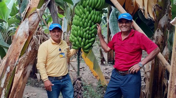 Un miembro del equipo de Edpyme Alternativa con un agricultor peruano.