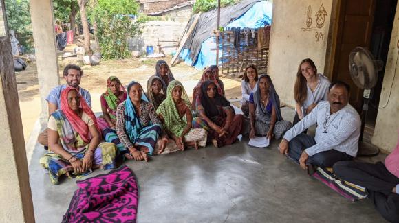 Imagen de un grupo de mujeres y miembros de Gawa Capital y Pahal durante una reunión.