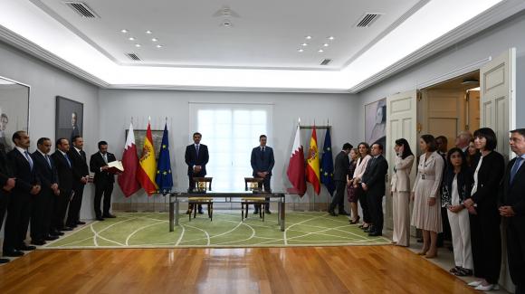 Image of the signatories of the agreements signed in the framework of the State visit of the Emir of Qatar to Spain. 