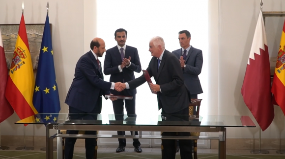 Image of Mr. Mansoor Ebrahim Al-Mahmoud, Chief Executive Officer of QIA, and Mr. José Luis Curbelo, Chairman of COFIDES, signing the MoU in the presence of His Highness Sheikh Tamin Bin Hamad Al Thani, and the President of the Government, Pedro Sánchez     