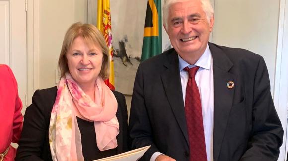 El presidente de COFIDES, José Luis Curbelo, y la directora de Operaciones de IDC, Joanne Bate, tras la firma del memorando.