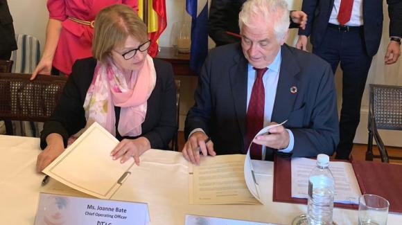 El presidente de COFIDES, José Luis Curbelo, y la directora de Operaciones de IDC, Joanne Bate, firman el memorando.