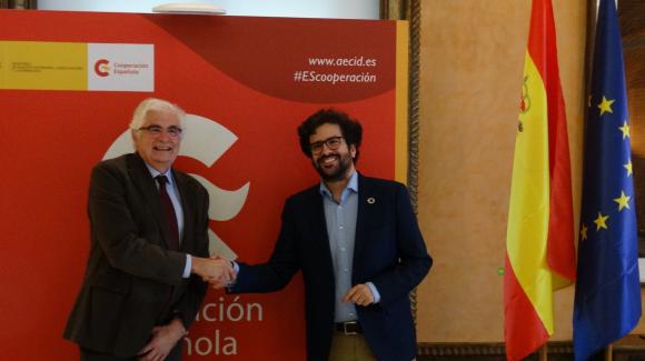 Image of COFIDES Chairman, José Luis Curbelo, and the director of the Spanish Agency for International Development Cooperation, Antón Leis, after the signing of the framework contract.