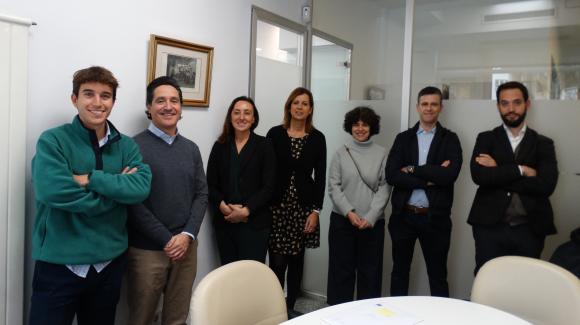Image of the formalisation of ECOALF. The image shows the Head of COFIDES Solvency Division, José Luis Ocasar; the Head of COFIDES Internationalisation Division, Ana Cebrián; the  Head of ECOALF Innovation and Sustainability, Carolina Blázquez; the Ecoalf CFO, Rafael Campos; and other members of the COFIDES team.