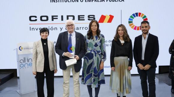Image of the presentation of the award to COFIDES as the best "Institution or public company" of the IX Fundación Diversidad Awards, with José Luis Curbelo, president of COFIDES; Sylvia Jarabo, member of the jury of the IX Fundación Diversidad Awards; Xiana Méndez, Secretary of State for Trade; and Laura Valeriani and Álvaro Padial, members of the COFIDES Equality Committee.