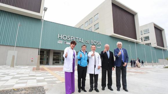 Image of the inauguration of the Bosa Hospital. The image shows the medical directors of the center, the mayor of Bogotá, Claudia López, Grupo Ortiz chairman, Juan Antonio Carpintero, and COFIDES chairman, Jose Luis Curbelo