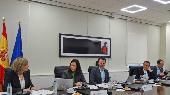 Image of the meeting. From left to right: the secretary general of Inclusion, Elena Rodríguez Navarro; the chairperson of COFIDES, Ángela Pérez; the director-general of COFIDES, Miguel Tiana;  the head of the Social Impact Fund Division, Raúl Sánchez; and the Head of Unit of the Social Impact Fund, Álvaro Hernández.. 