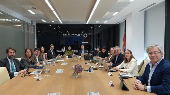 Imagen de un grupo de personas posando para una foto en una sala de reuniones.