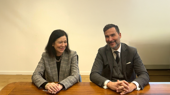 Una mujer y un hombre sentados en una mesa. 