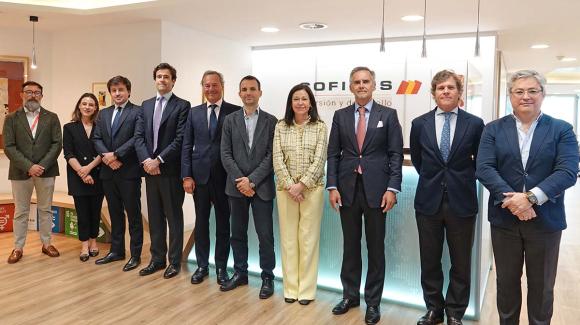 Imagen de un grupo de personas posando de pie para una foto.